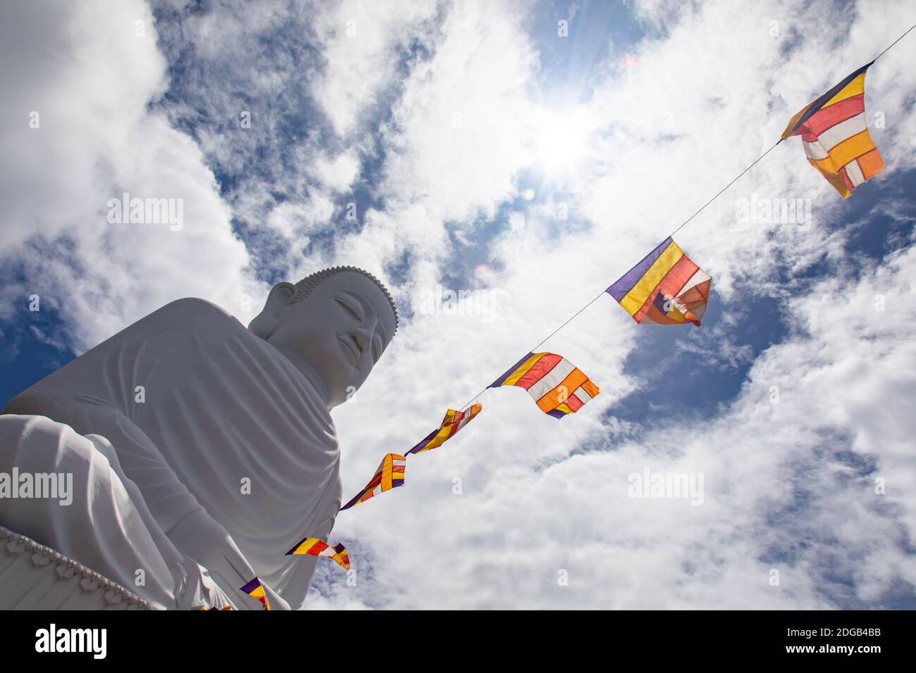 Grande statua di Buddha alle colline di Ba Na, vicino a da Nang, Vietnam Foto Stock