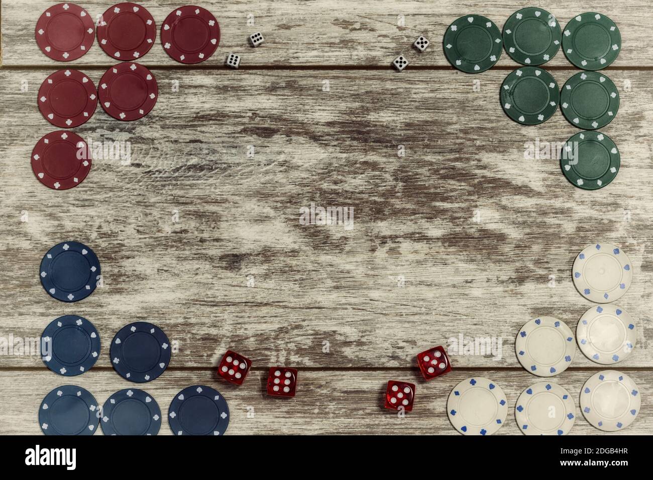 Casino giocare chip e dadi su uno sfondo di legno chiaro sono disposti sui bordi con l'abilit Foto Stock