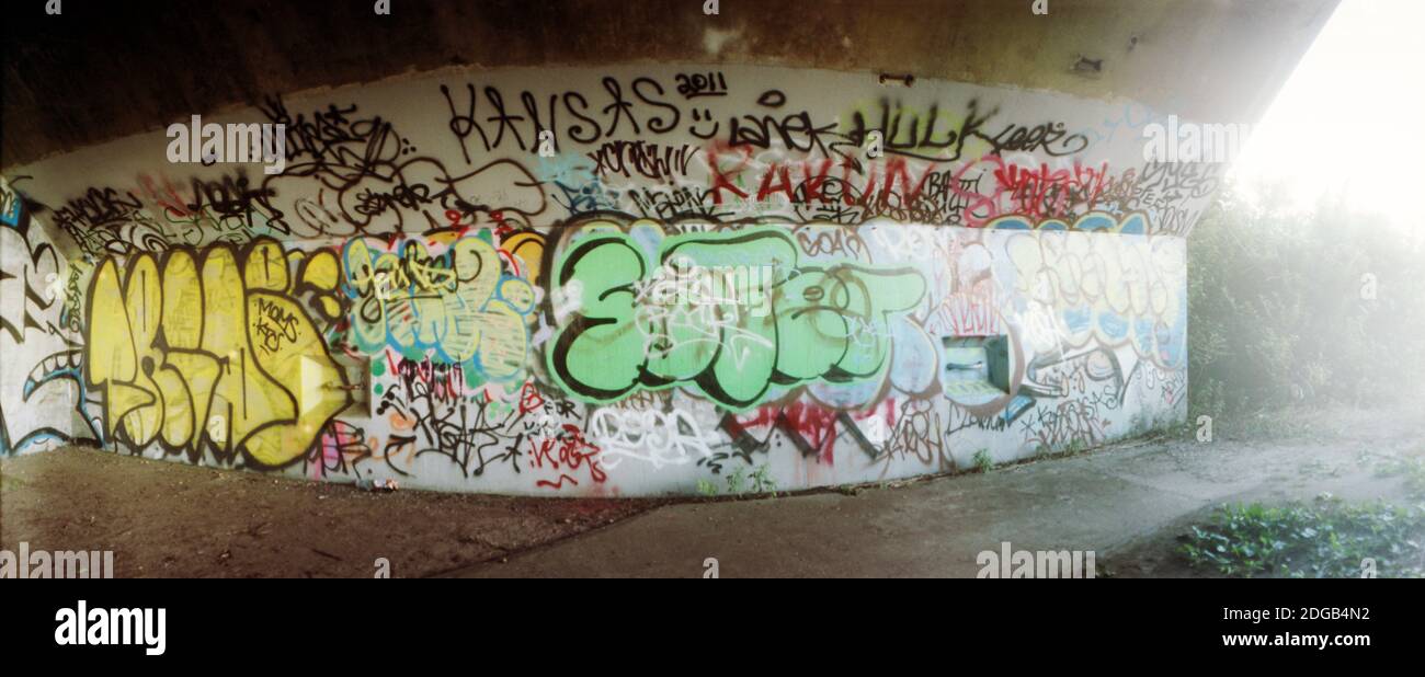 Il sottopassaggio abbandonato è coperto di graffiti alla spiaggia di Fort Tilden, Queens, New York City, New York state, USA Foto Stock