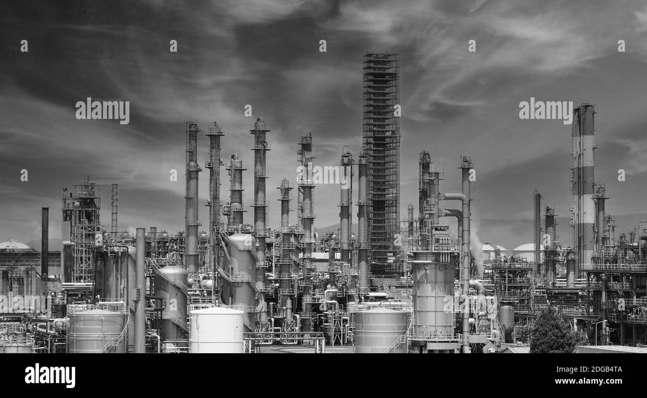 Raffineria di petrolio fabbrica di impianti petrolchimici da Osaka zona di industria chimica del Giappone. Petrolio e gas industria petrolchimica. Molti serbatoi di stoccaggio di petrolio e p Foto Stock