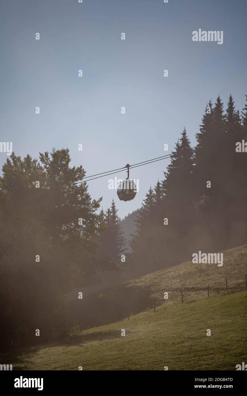 skilift in azione tra alberi su una collina Foto Stock