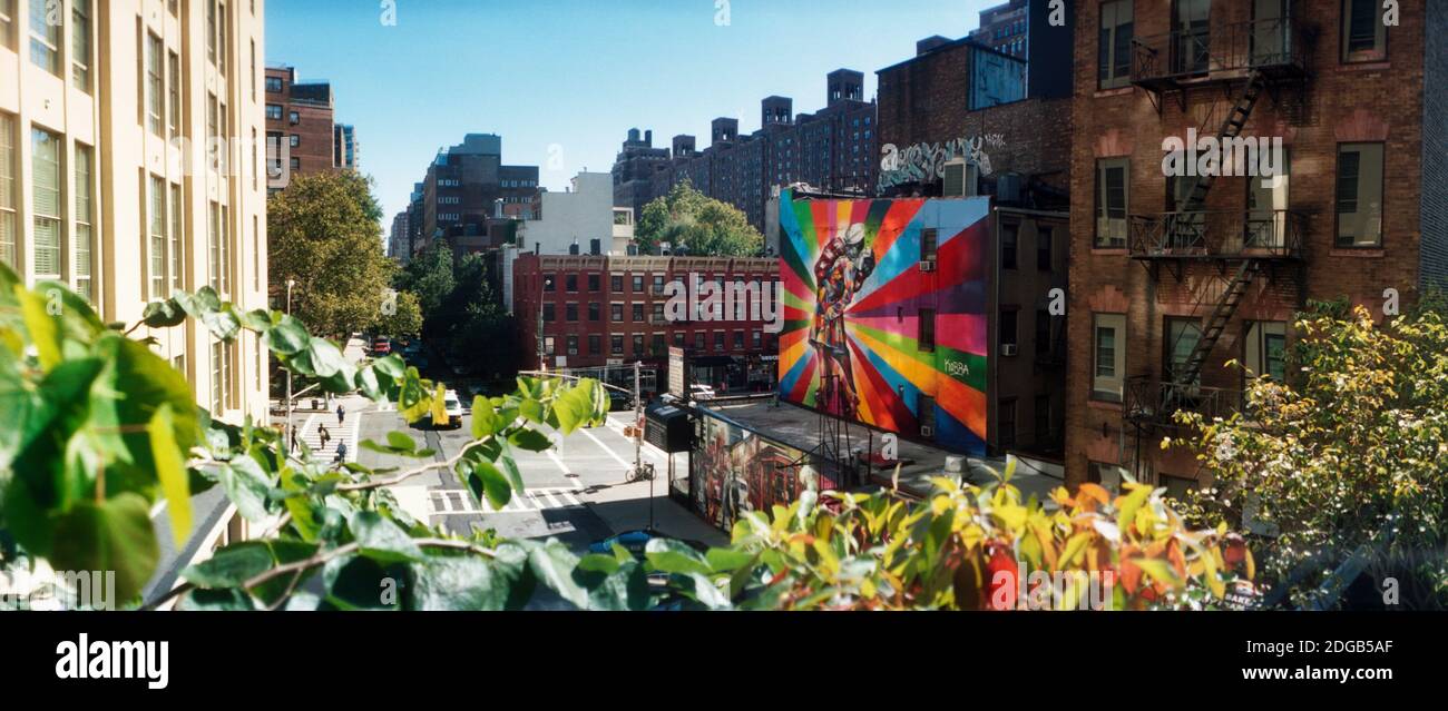 Edifici intorno a una strada dalla High Line a Chelsea, New York City, New York state, Stati Uniti Foto Stock