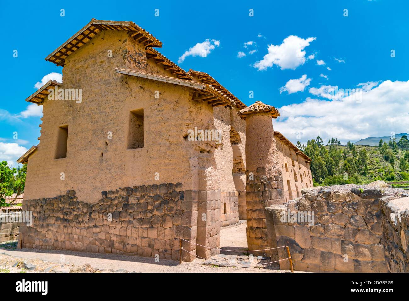Vista del tempio delle rovine di Wiracocha presso l'Inca Sito archeologico nella regione di Cusco Foto Stock