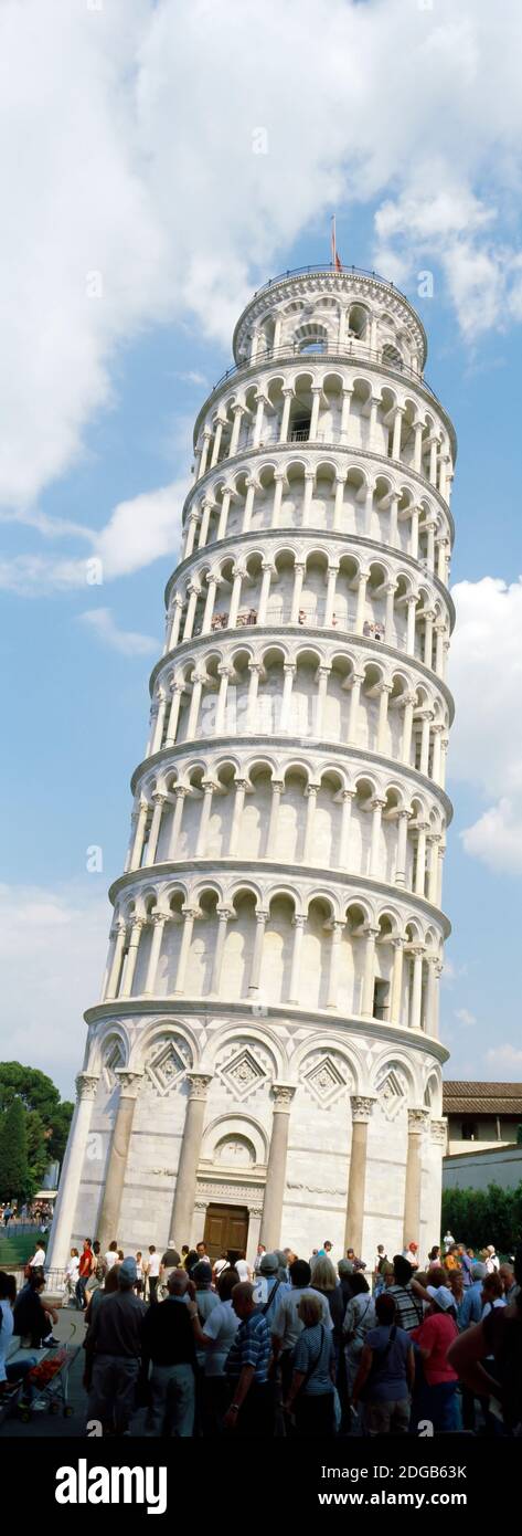 I turisti in cerca di una torre, la Torre Pendente di Pisa e Piazza dei Miracoli a Pisa, Toscana, Italia Foto Stock