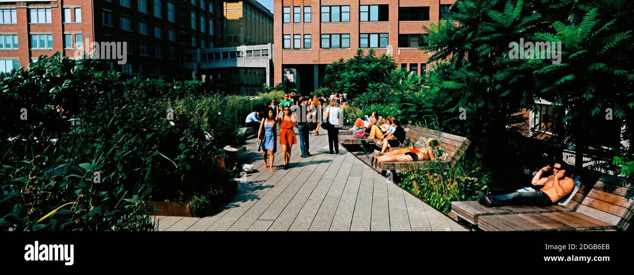 Turisti in un parco sopraelevato, High Line, New York City, New York state, Stati Uniti Foto Stock