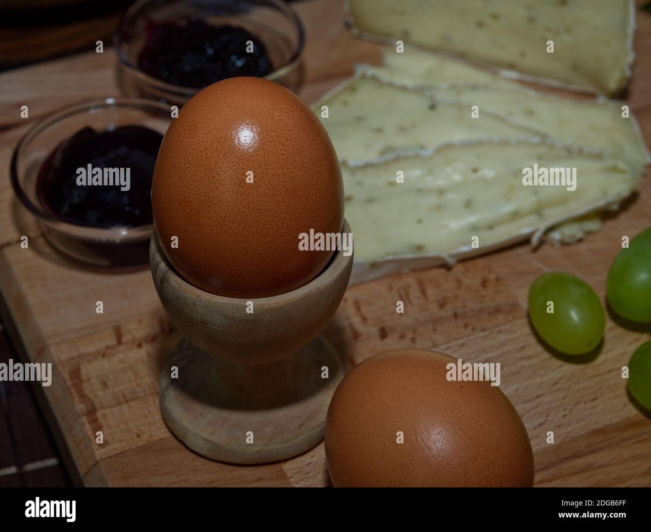 Uova da Sideview con formaggio e uva a colazione Foto Stock