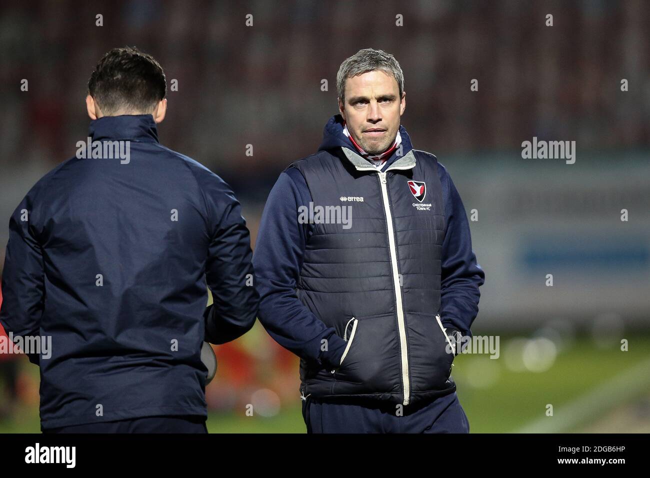 Cheltenham, Regno Unito. 8 dicembre 2020. Michael Duff manager di Cheltenham Town durante la partita EFL Trophy tra Cheltenham Town e Portsmouth al Jonny-Rocks Stadium di Cheltenham, Inghilterra, l'8 dicembre 2020. Foto di Dave Peters/prime Media Images. Credit: Prime Media Images/Alamy Live News Foto Stock