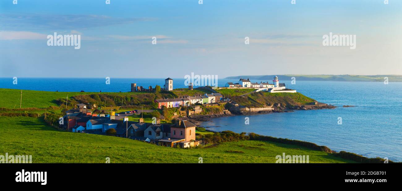 Faro sulla costa, Faro di Roche's Point, Contea di Cork, Repubblica d'Irlanda Foto Stock