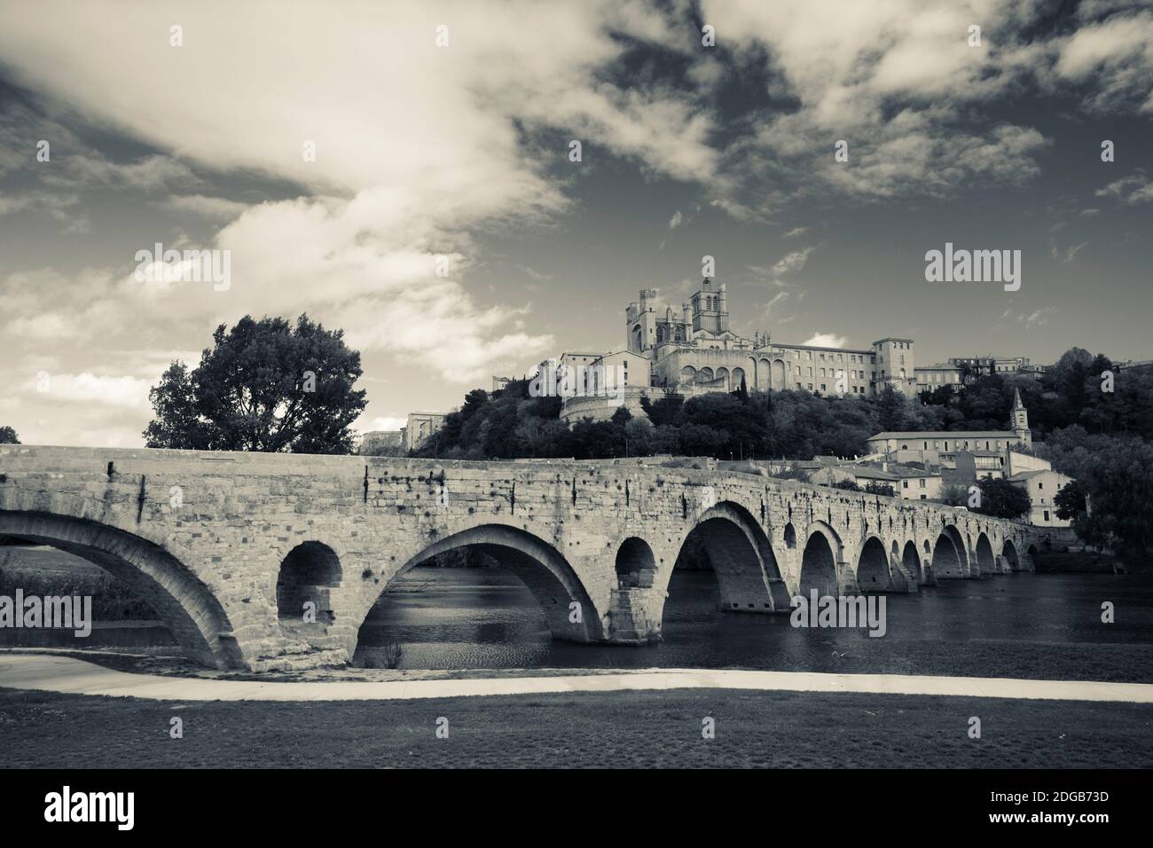 Pont Vieux ponte con Cattedrale Saint-Nazaire sullo sfondo, Beziers, Herault, Languedoc-Roussillon, Francia Foto Stock