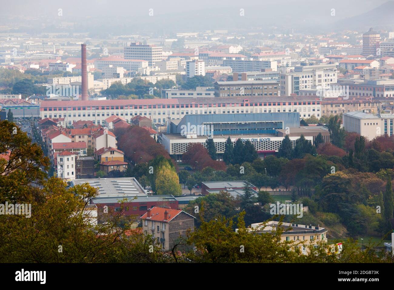 Vista aerea della città e della fabbrica di pneumatici Michelin da Parc de Montjuzet, Clermont-Ferrand, Auvergne, Puy-de-Dome, Francia Foto Stock