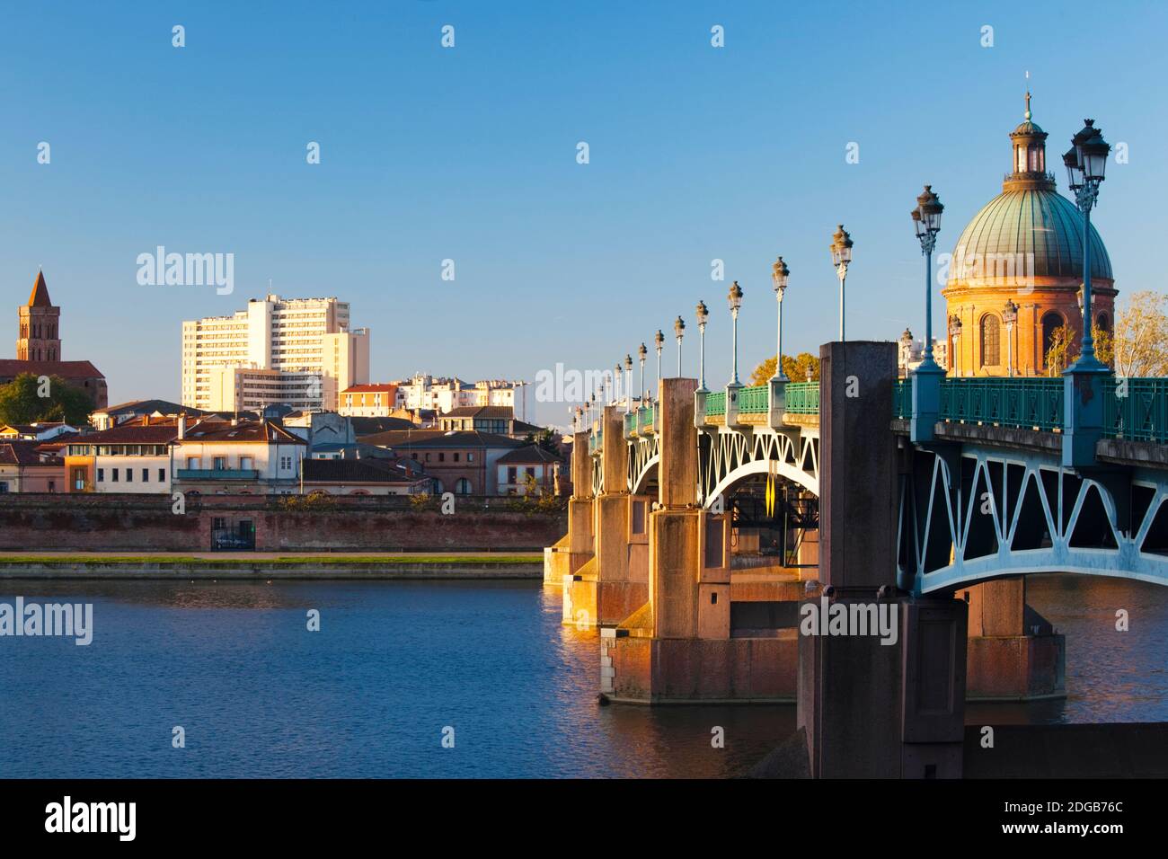 Pont Saint-Pierre ponte e la cupola del Hopital de la grave all'alba, Tolosa, alta Garonna, Midi-Pirenei, Francia Foto Stock