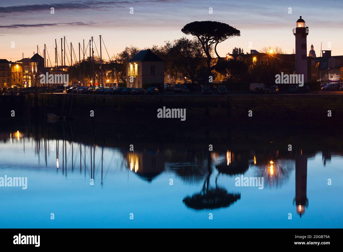 Silhouette del Faro del Porto Vecchio all'alba, la Rochelle, Charente-Maritime, Poitou-Charentes, Francia Foto Stock