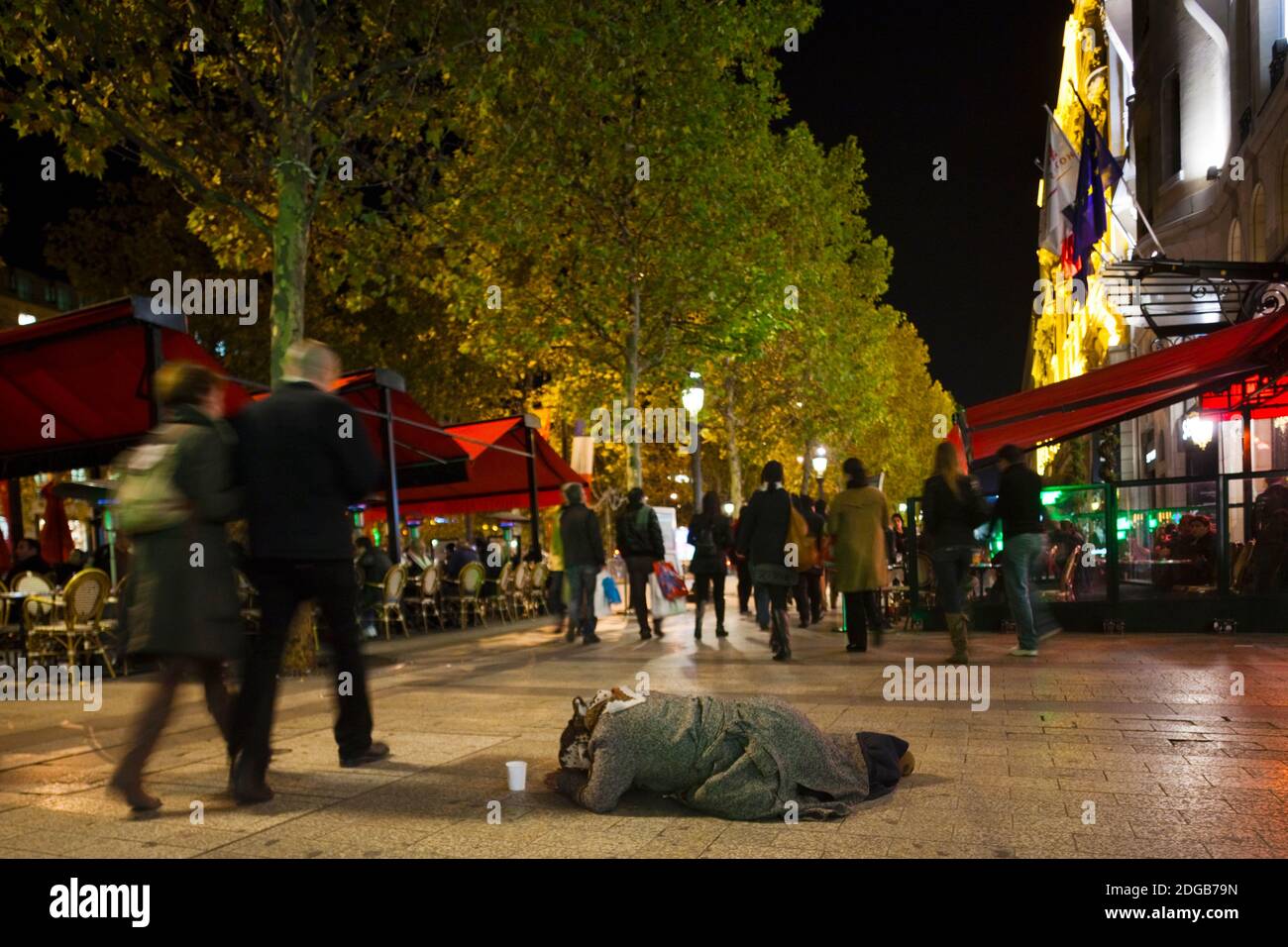 Donna che prega per la strada, Champs Elysees, Parigi, Ile-de-France, Francia Foto Stock