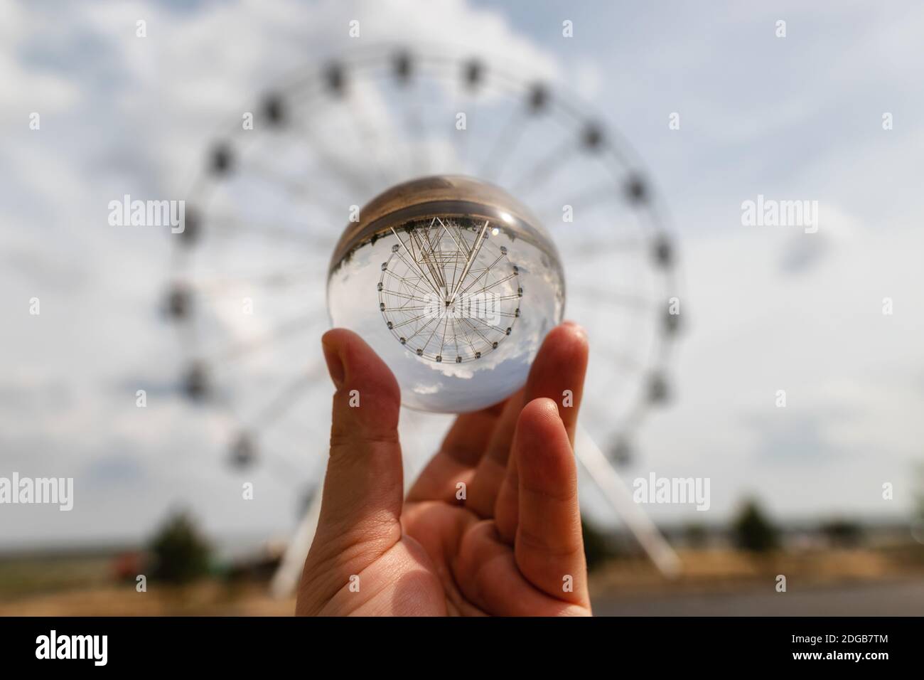 Vista della grande ruota panoramica nel parco cittadino Foto Stock