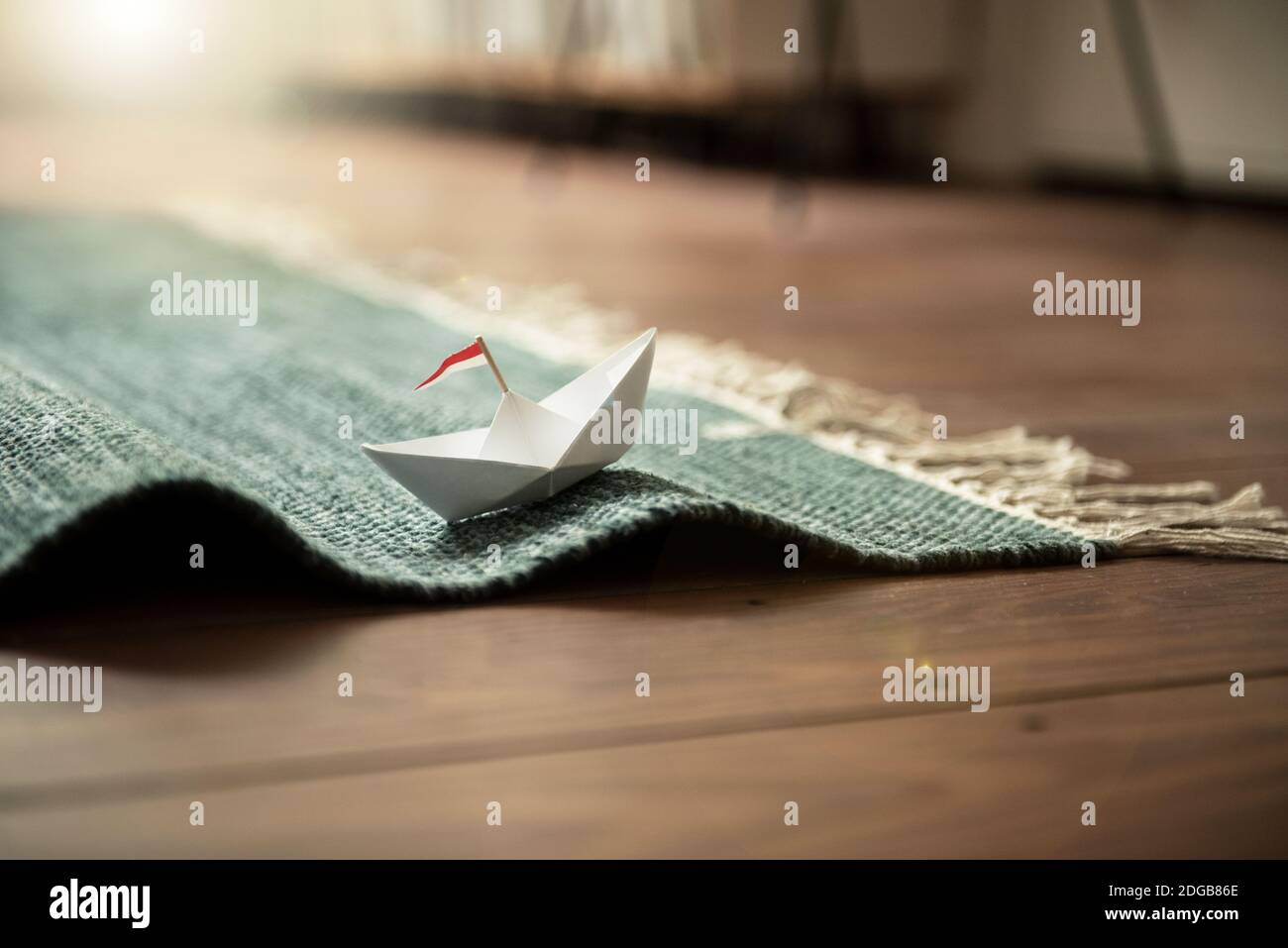 Barca di carta sul tappeto Foto Stock
