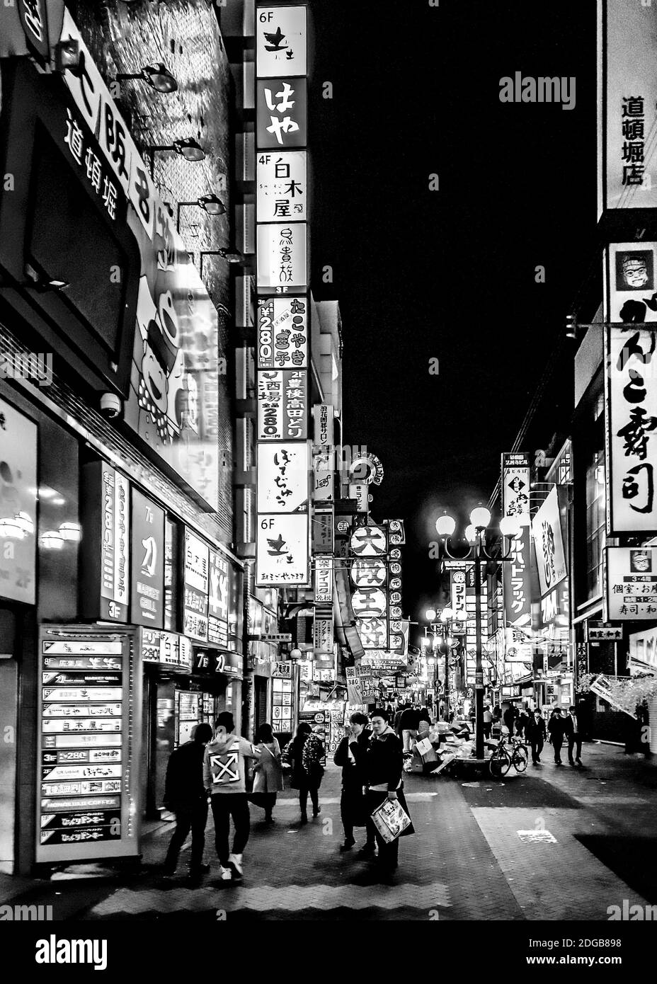 Scena notturna urbana di Osaka, Giappone Foto Stock