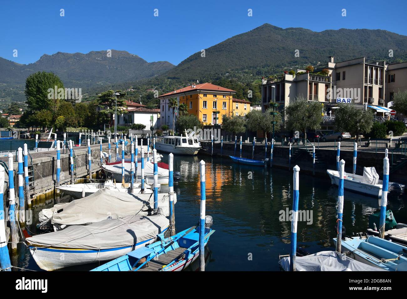 La cittadina di Sulzano sul Lago d'Iseo con un piccolo porto e barche. Brescia, Lombardia, Italia. Immagine presa da terra pubblica. Foto Stock