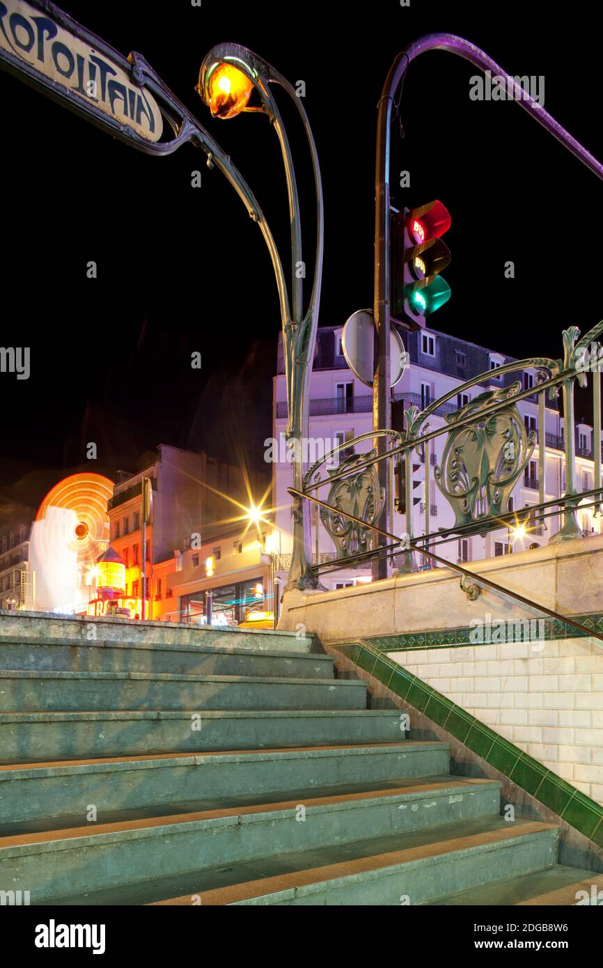 Fermata della metropolitana illuminata di notte, stazione della metropolitana Blanche, Boulevard de Clichy, Parigi, Ile-de-France, Francia Foto Stock