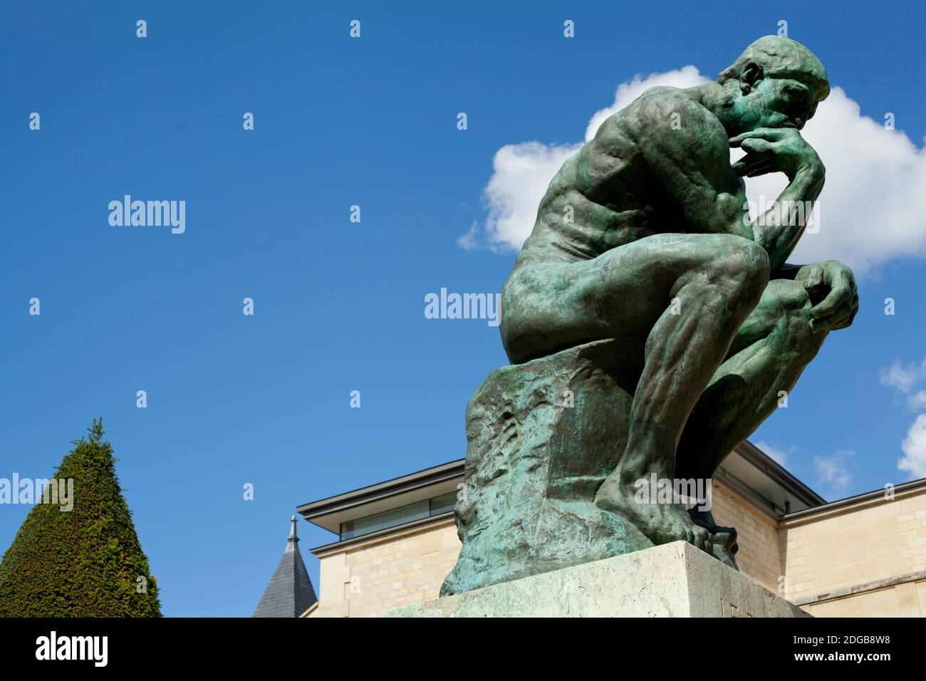 Vista ad angolo basso di una statua al Musee Rodin, Parigi, Ile-de-France, Francia Foto Stock