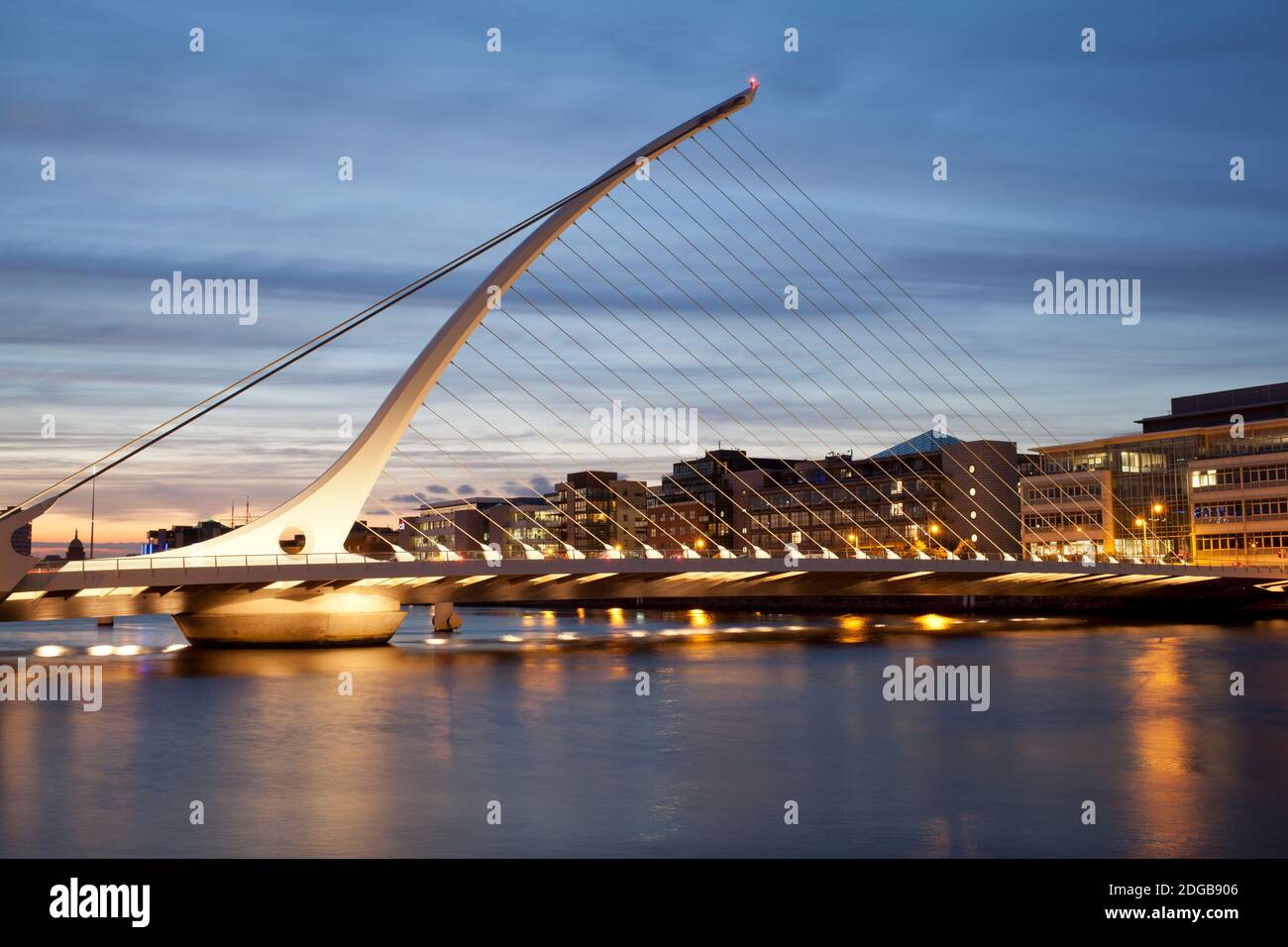 Ponte Samuel Beckett al tramonto, fiume Liffey, Dublino, provincia di Leinster, Repubblica d'Irlanda Foto Stock