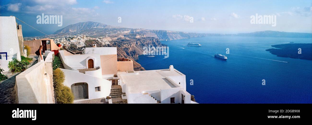 Vista ad alto angolo di una città sulla costa, Santorini, Cicladi, Grecia Foto Stock
