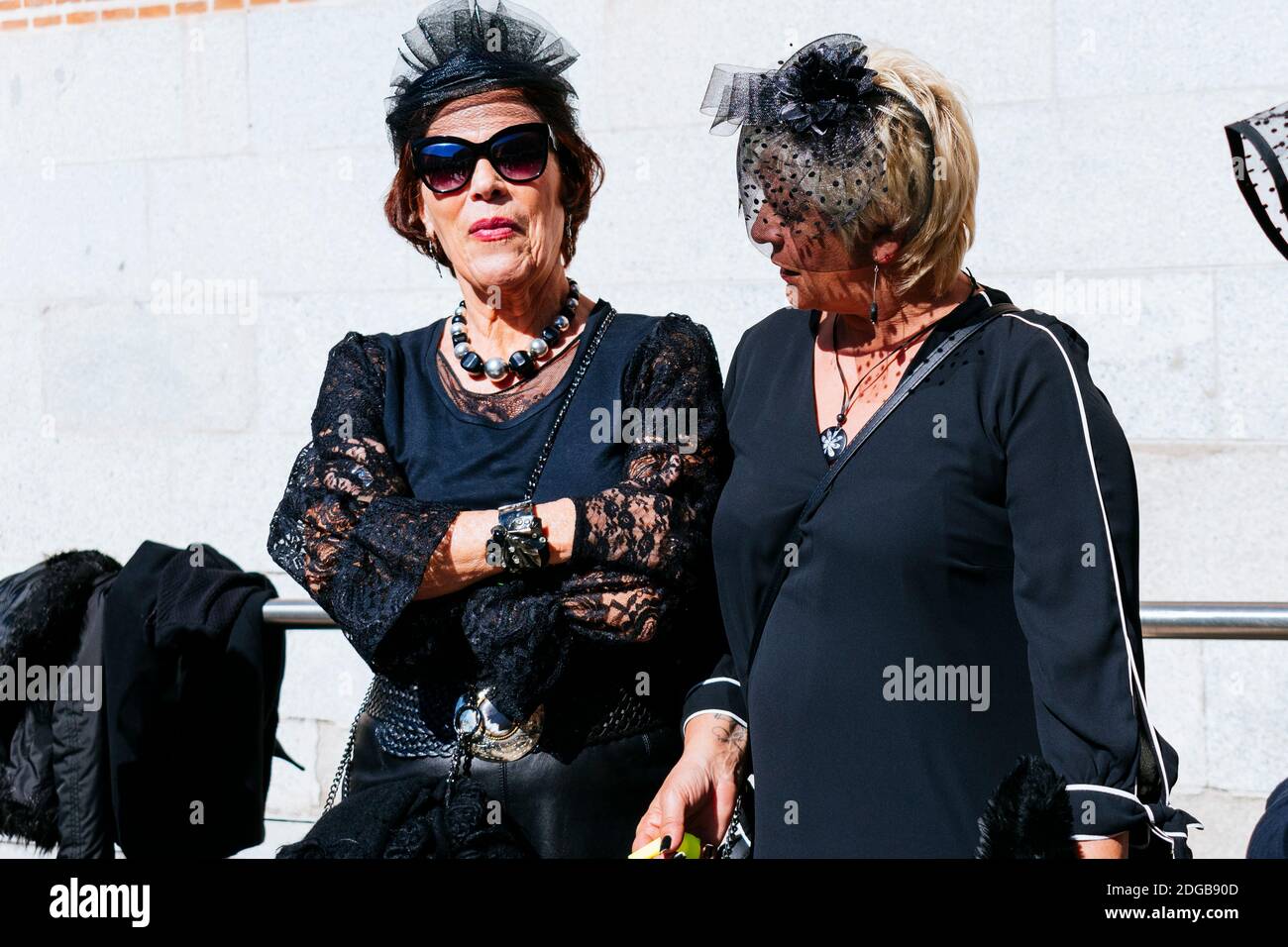 Signore piangenti della Fratellanza. Cofradía del Entierro de la Sardina - Confraternita allegra della sepoltura della Sardina. Foto Stock