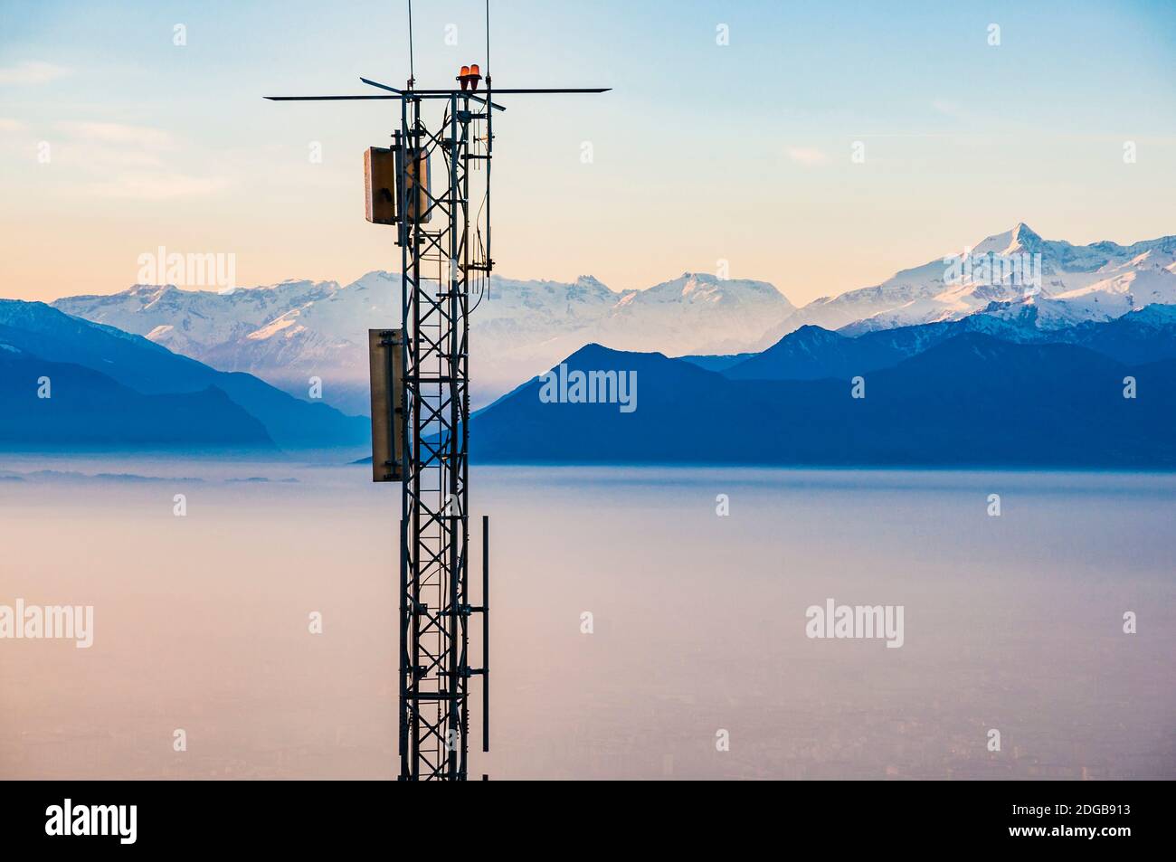 Antenna per telecomunicazioni per radio, televisione e telefonia, con le  Alpi sullo sfondo, Torino, Piemonte, Italia, Europa Foto stock - Alamy