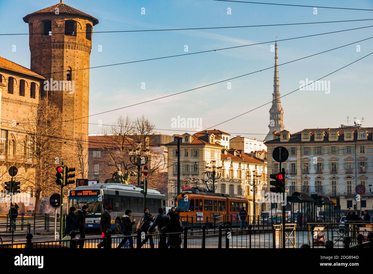 Piazza Castello, sulla torre sinistra del castello medievale, sullo sfondo la Mole Antonelliana.Torino, Piemonte, Italia, Europa Foto Stock