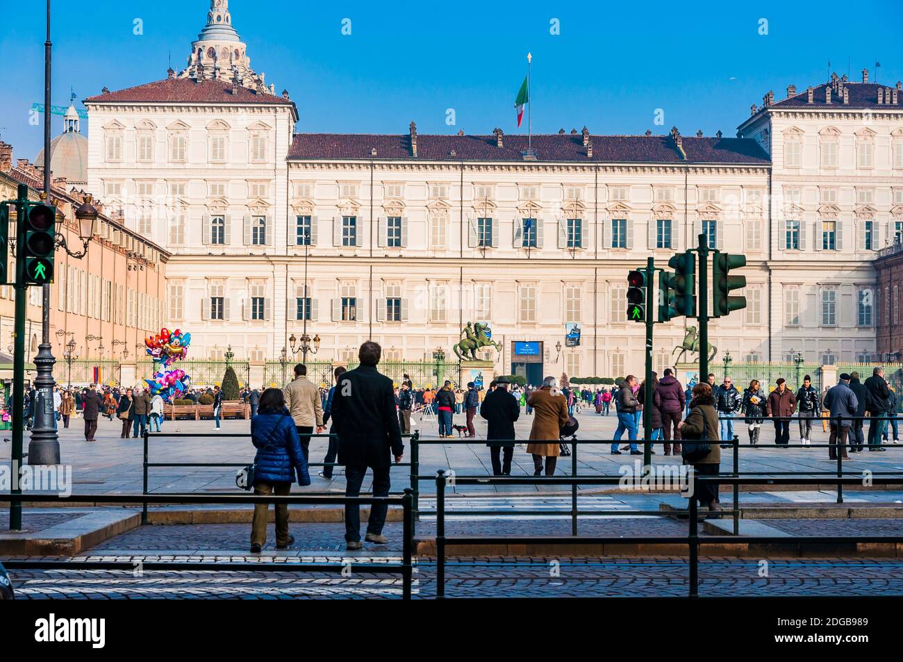 Piazza Castello, sullo sfondo il Palazzo reale di Torino, la Casa dei Savoia.Torino, Piemonte, Italia, Europa Foto Stock