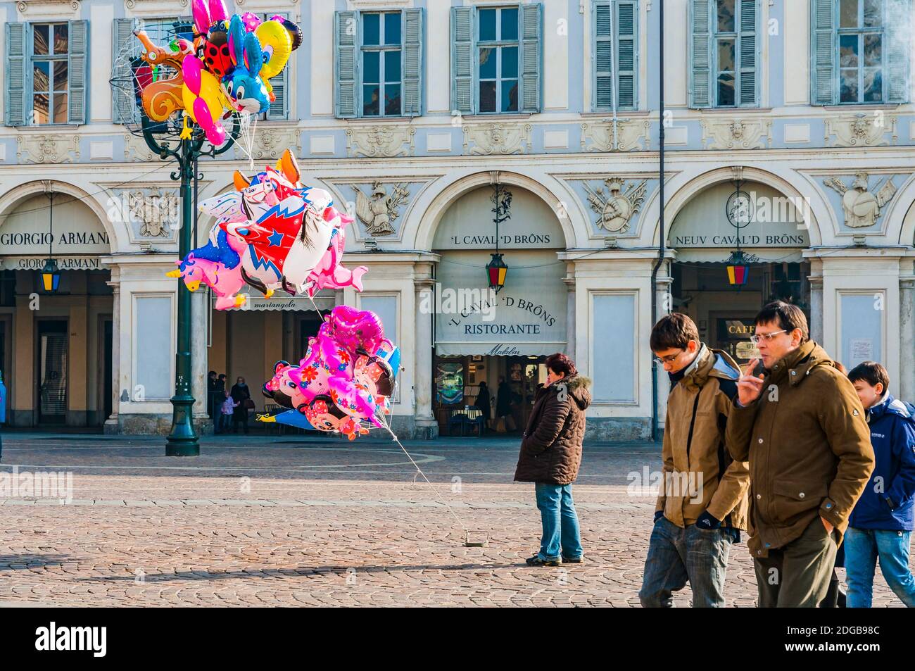 Venditore di palloncini per bambini.Piazza San Carlo è una delle principali  piazze della città di Torino, esempio di stile barocco. Il suo nome attuale  è un omaggio a C Foto stock -