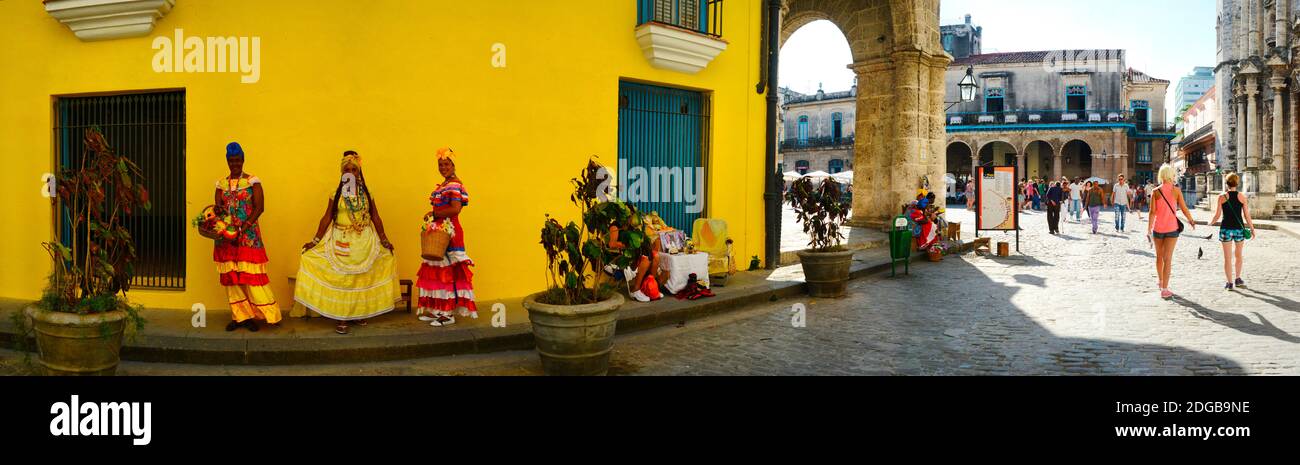 Persone in abito nativo su Plaza De la Catedral, l'Avana, Cuba Foto Stock