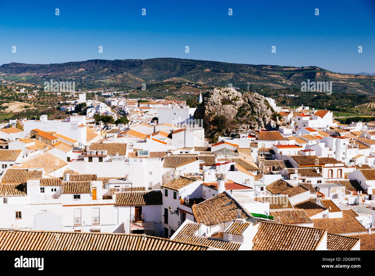Vista della città di Olvera dalla cima della collina. Olvera, Cádiz, Andalusia, Spagna, Europa Foto Stock
