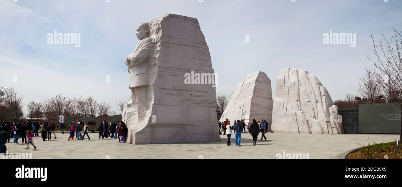 Persone al Martin Luther King Jr. Memorial, West Potomac Park, The Mall, Washington DC, USA Foto Stock