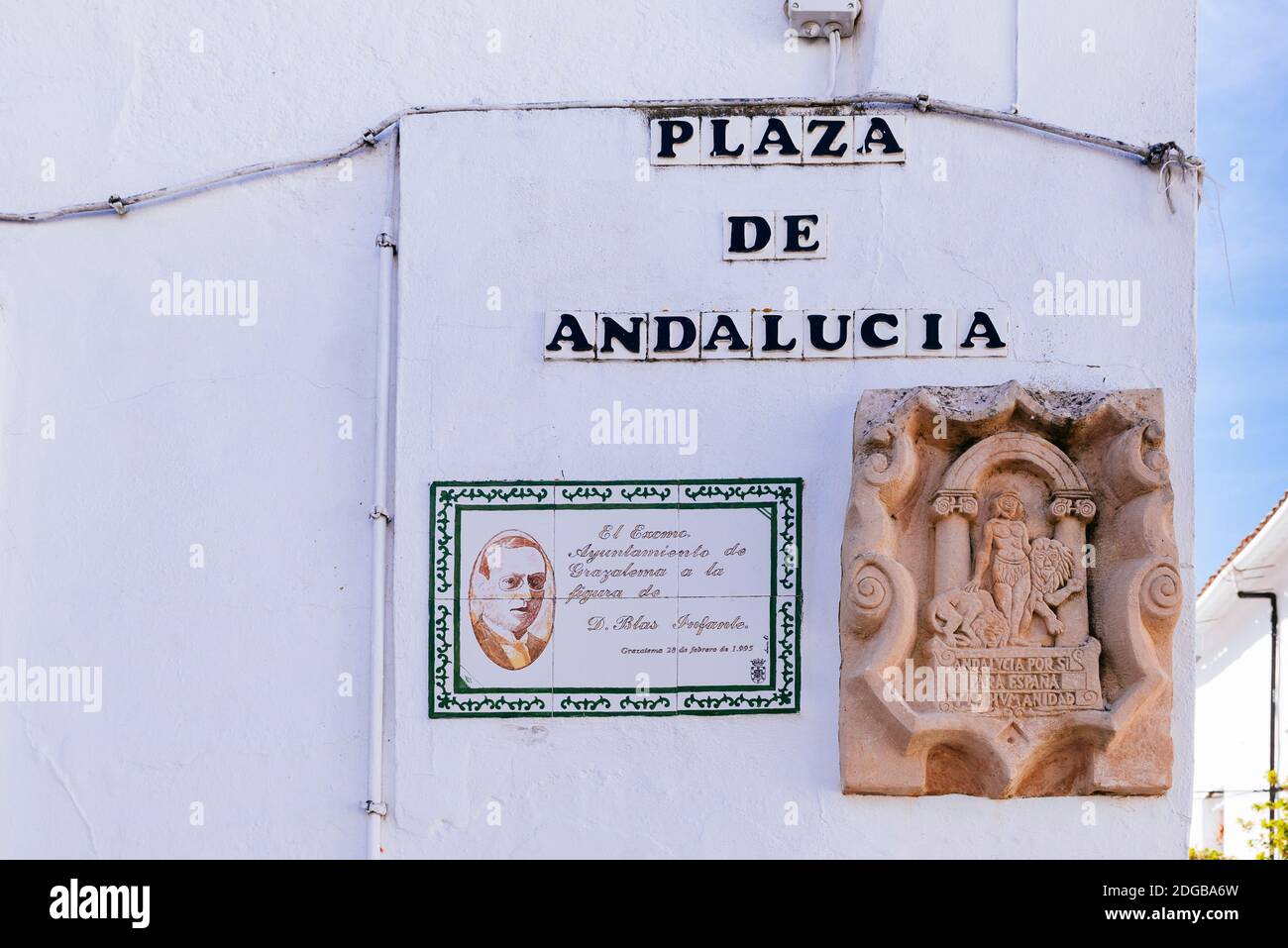Particolare di Plaza de Andalucia, con scudo di Andalusia scolpito in pietra e piastrella in omaggio a Blas Infante, padre del nazionalismo andaluso Foto Stock