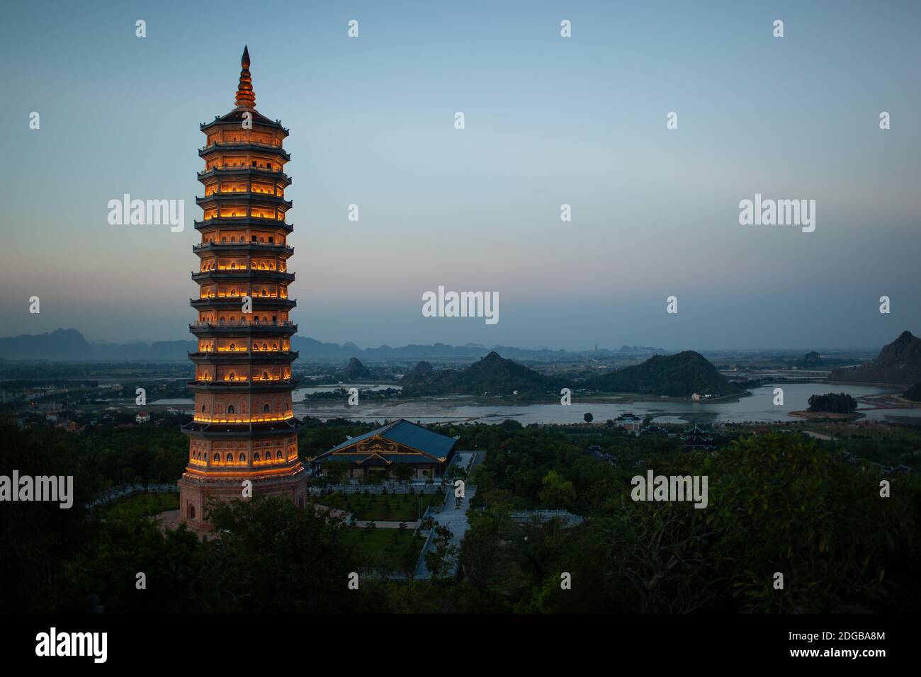 Vista serale di Bai Dinh Pagoda di Ninh Binh, Vietnam Foto Stock