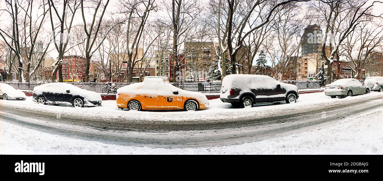 Auto coperte di neve parcheggiate sulla strada in una città, Lower East Side, Manhattan, New York City, New York state, Stati Uniti Foto Stock