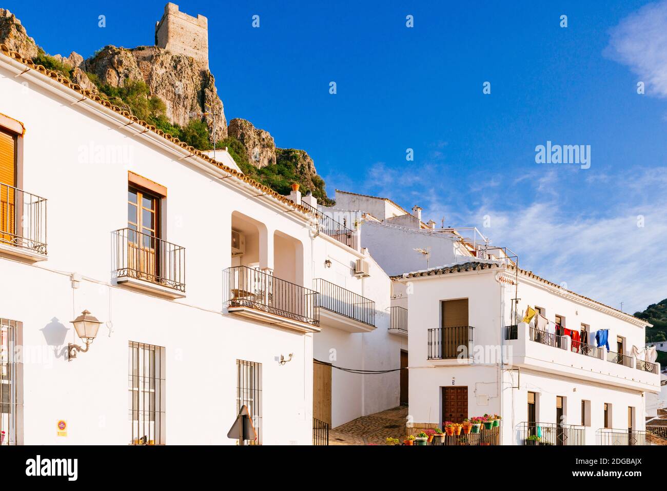 Strada tipica dei villaggi bianchi. Zahara de la Sierra Cádiz, Andalucía, Spagna, Europa Foto Stock