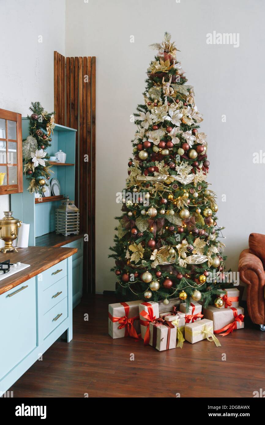 Albero di Natale con regali nel soggiorno interno Foto Stock