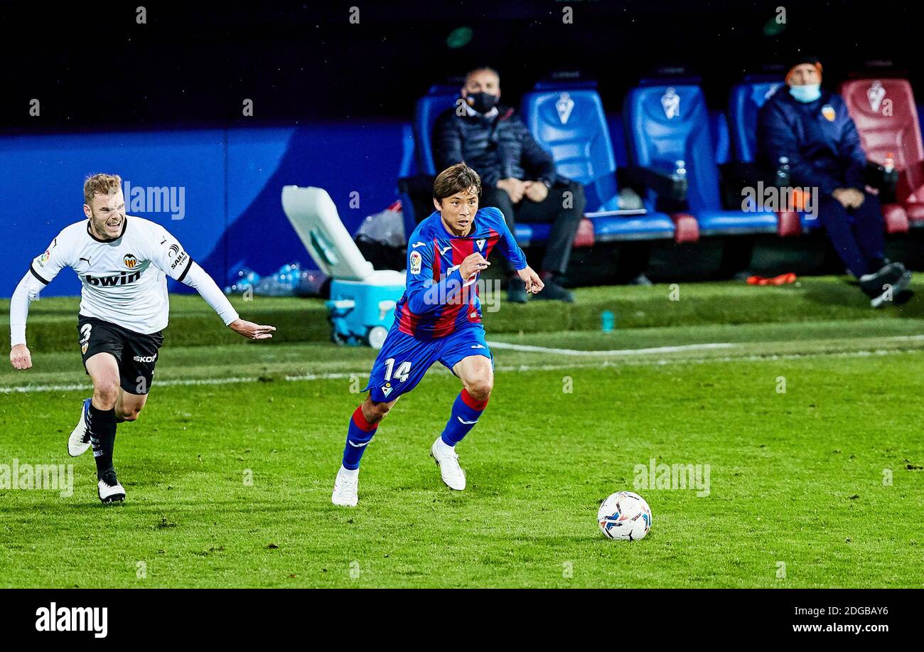 Takashi Inui di SD Eibar e toni Lato di Valencia durante il campionato spagnolo la Liga partita di calcio tra SD Eibar e Valencia CF il 7 dicembre 2020 allo stadio Ipurua di Eibar, Spagna - Foto Inigo Larreina / Spagna DPPI / DPPI / LM Foto Stock