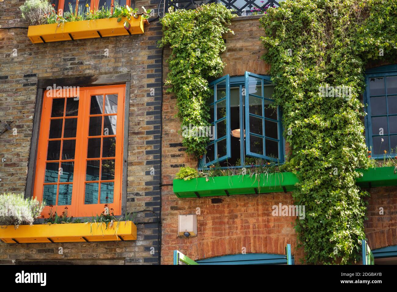 Dettaglio facciata in Covent Garden con case colorate. Contiene diversi caffè di cibo salutare e rivenditori di valore guidato. Foto Stock