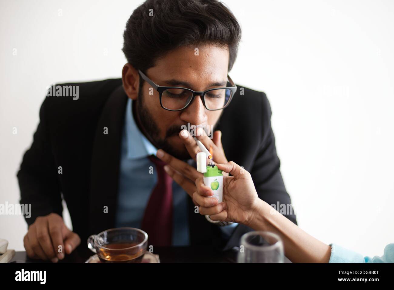 Le feste aziendali si stanno facendo con bevande analcoliche e vino . Stile di vita aziendale indiano Foto Stock