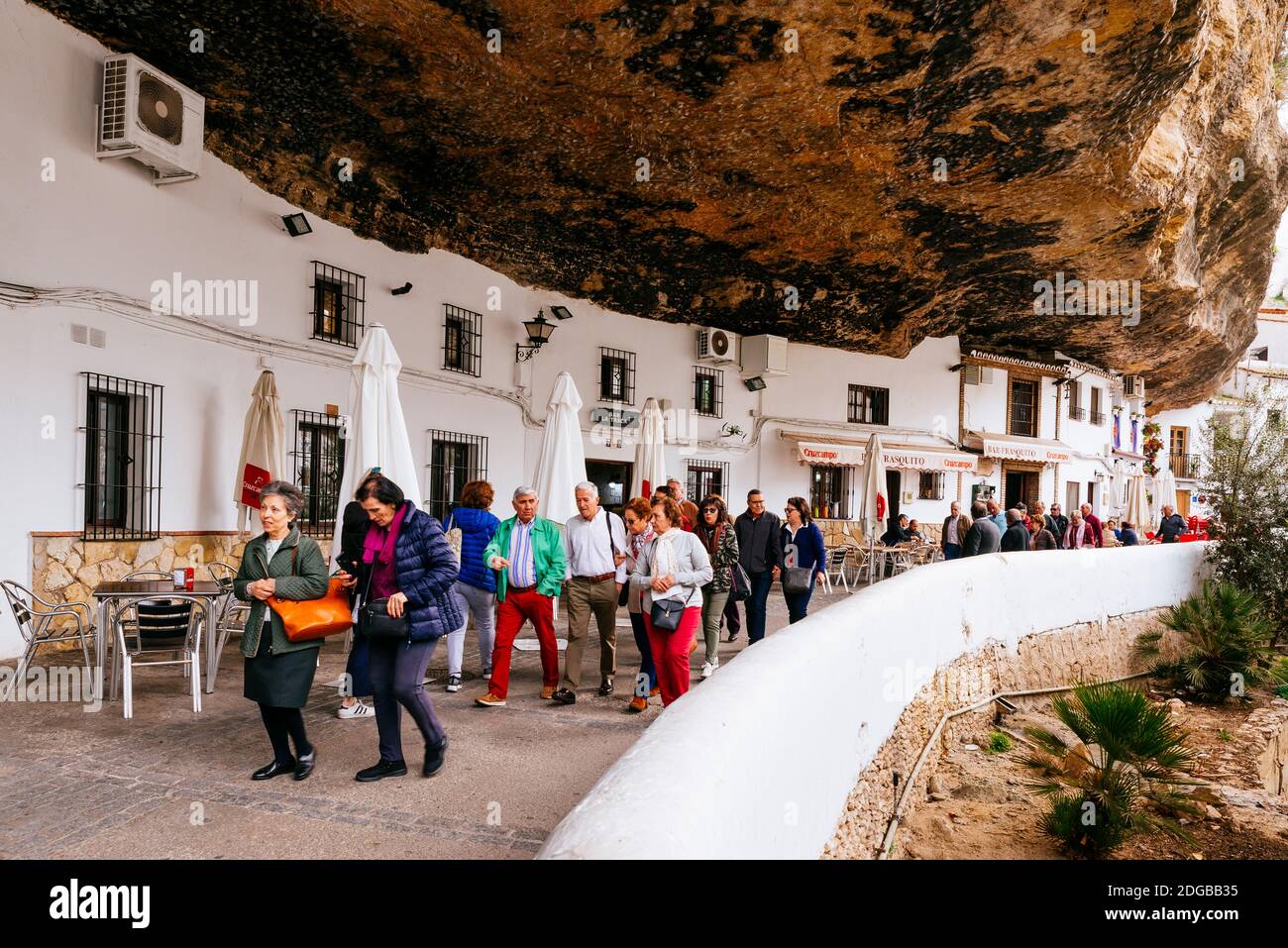 La famosa via Cuevas del Sol. Strada con abitazioni costruite in strapiombi rocciosi. Setenil de las Bodegas, Cádiz, Andalucía, Spagna, Europa Foto Stock