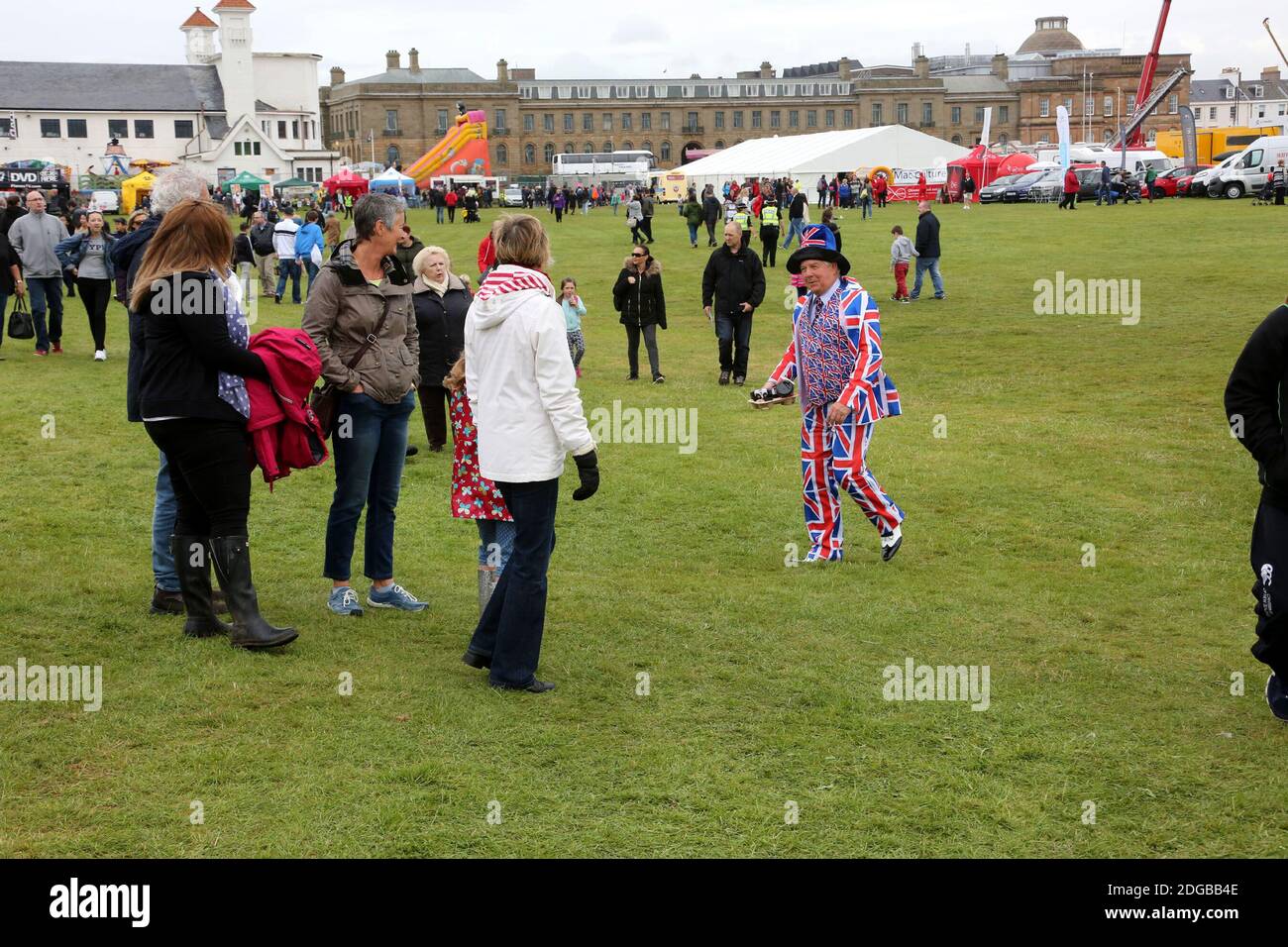 Scottish International Airshow, 3 settembre 2016, Low Green Ayr, Ayrshire, Scozia, Regno Unito. Uomo in Union Jack Suit Foto Stock