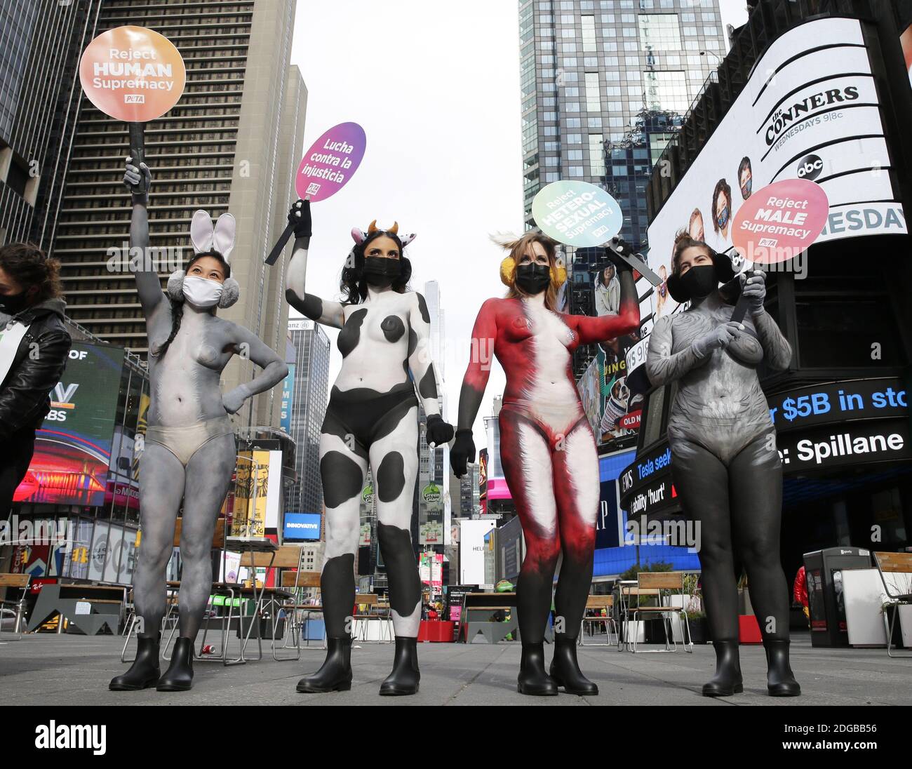 New York, Stati Uniti. 8 dicembre 2020. I manifestanti DI PETA che indossano la vernice del corpo per sembrare animali tengono in su i segni in Times Square a New York City martedì 8 dicembre 2020. I sostenitori DI PETA dipinsero come una mucca, un coniglio, una volpe, un'oca e una tigre riuniti a Times Square con segni che proclamavano: 'Rifiuto della supremazia BIANCA', 'rifiuto della supremazia ETEROSESSUALE', 'rifiuto della supremazia UMANA' e 'rifiuto della supremazia MASCHILE'. Foto di John Angelillo/UPI Credit: UPI/Alamy Live News Foto Stock