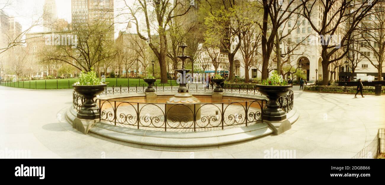 Fountain in Madison Square Park in primavera, Manhattan, New York City, New York state, USA Foto Stock