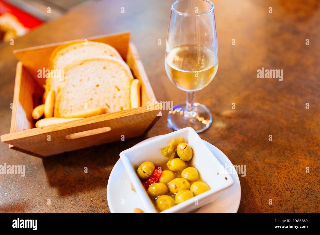 Cucina andalusa popolare. Tapas. Olive verdi. Ronda, Málaga, Andalusia, Spagna, Europa Foto Stock