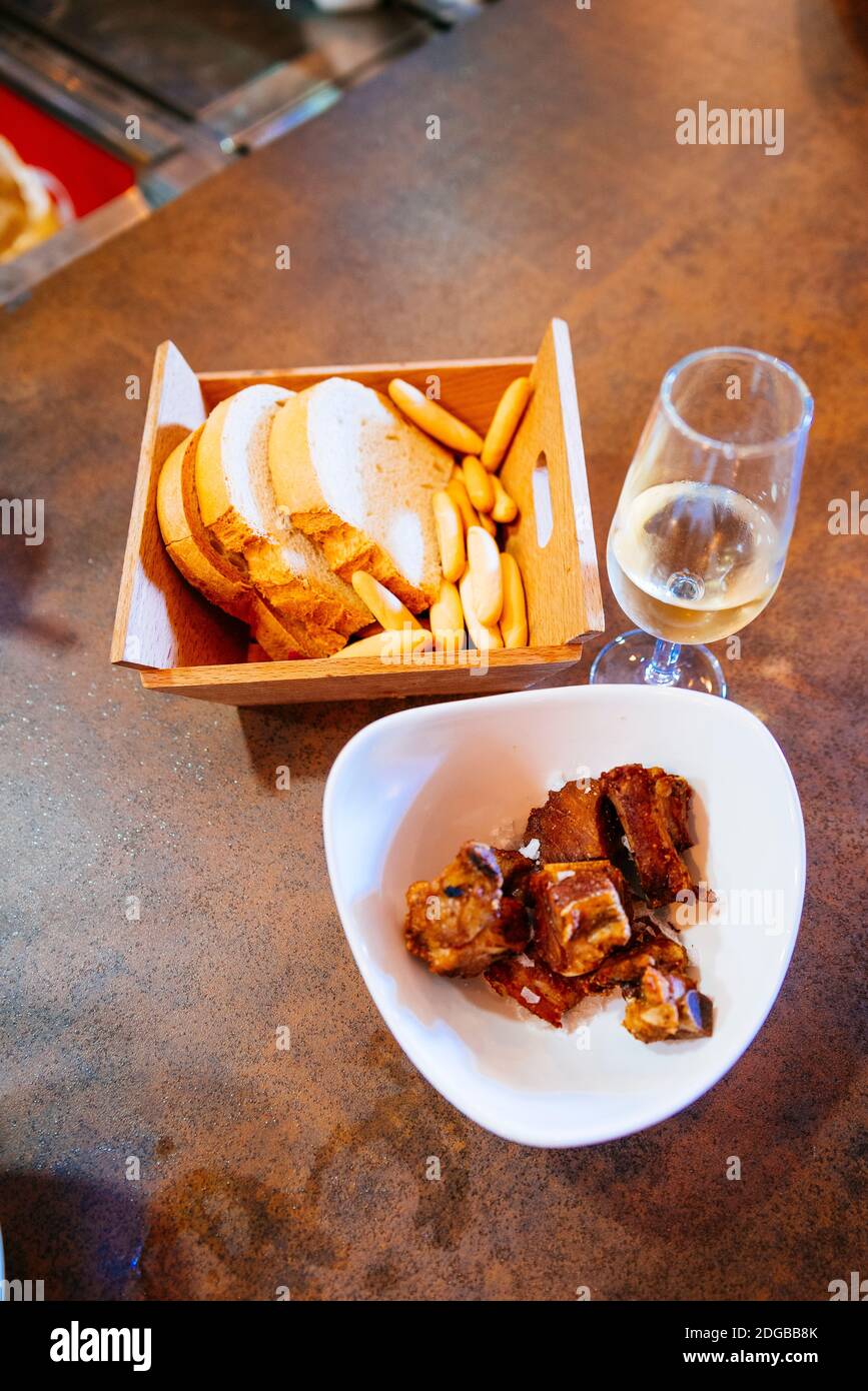 Cucina andalusa popolare. Tapas. Costolette candite in lardo di maiale. Ronda, Málaga, Andalusia, Spagna, Europa Foto Stock