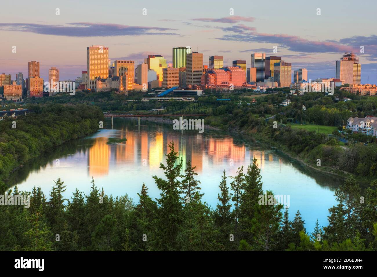 Riflesso degli edifici del centro in acqua all'alba, North Saskatchewan River, Edmonton, Alberta, Canada Foto Stock