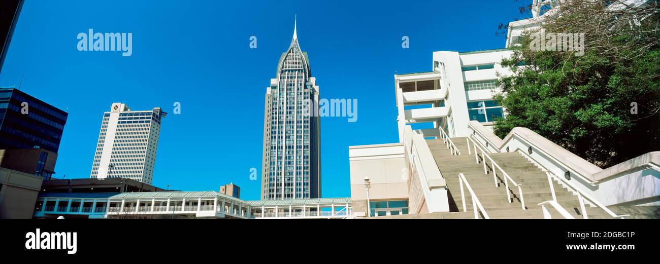 Vista ad angolo basso degli edifici, Mobile, Alabama, Stati Uniti Foto Stock