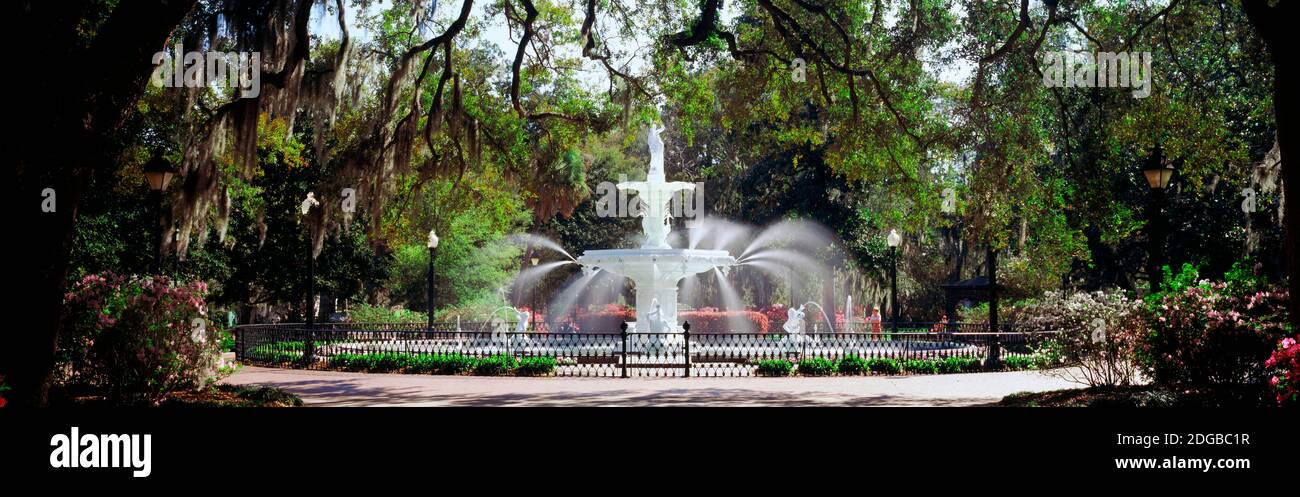 Fontana in un parco, Forsyth Park, Savannah, Georgia, Stati Uniti Foto Stock